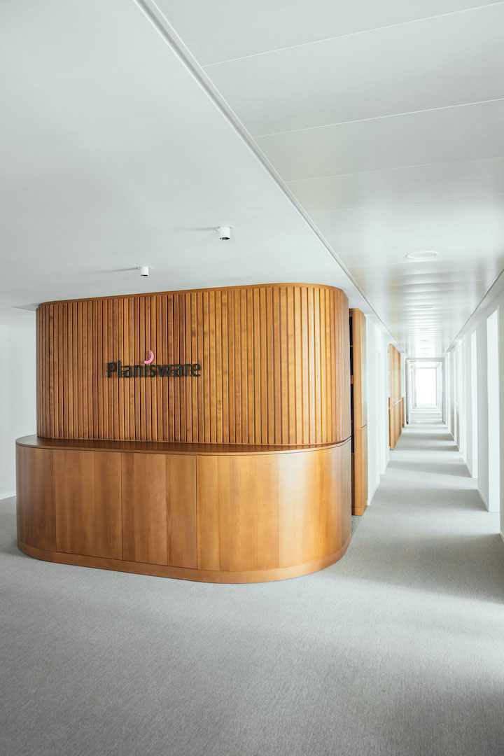 Long corridor with wall unit - rounded wood